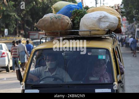 Le persone trasportano merci sul tetto di un'auto a Mumbai, India, il 07 aprile 2020. L'India continua a bloccarsi a livello nazionale per controllare la diffusione della pandemia di Coronavirus (COVID-19). (Foto di Himanshu Bhatt/NurPhoto) Foto Stock