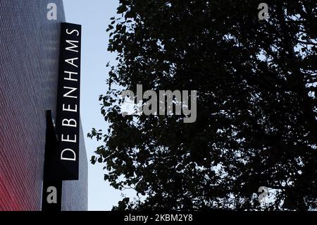 Il 6 aprile 2020, la filiale principale della catena di grandi magazzini Debenhams si trova su una Oxford Street quasi deserta a Londra, Inghilterra. Debenhams ha annunciato oggi che doveva archiviare per l'amministrazione come conseguenza di dover chiudere tutti i suoi negozi in tutto il Regno Unito sotto il covid-19 coronavirus blocco. Questa è la seconda volta in un anno che il rivenditore in difficoltà ha presentato per l'amministrazione. La sua attuale situazione si presenta poco dopo la chiusura permanente di 22 negozi, con una conseguente perdita di oltre 700 posti di lavoro, con altri 28 già destinati alla chiusura nel 2021. La Gran Bretagna meanwhil Foto Stock