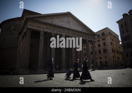 Un gruppo di monache passa davanti al monumento del Pantheon nel centro di Roma il 6 aprile 2020, durante il blocco del paese, per limitare la diffusione dell'infezione da COVID-19. L'Italia continua ad adottare misure per contenere la diffusione del coronavirus SARS-COV-2 che causa la malattia di Covid-19. (Foto di Christian Minelli/NurPhoto) Foto Stock