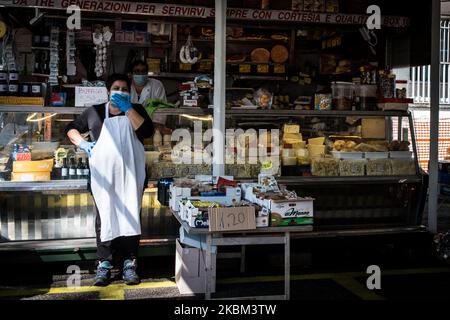 Gli operatori alimentari indossano una maschera facciale come misura preventiva contro il coronavirus COVID-19 durante una vita di mercato a Roma, in Italia, il 07 aprile 2020 durante il blocco del paese per fermare la diffusione della pandemia COVID-19 (nuovo coronavirus). (Foto di Andrea Ronchini/NurPhoto) Foto Stock