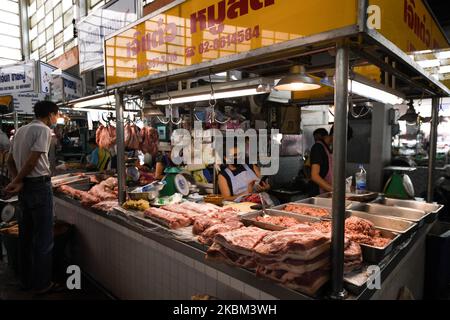 A pork vendor wearing a protective face mask sells fresh pork at Wongwian-Yai Fresh Market on April 7, 2020 in Bangkok, Thailand. Thai Public Health reported 38 new cases of coronavirus (Covid-19), raising the total to 2,258 and 1 new death, the cumulative death toll at 27 in a briefing on April 7, 2020. (Photo by Vachira Vachira/NurPhoto) Stock Photo