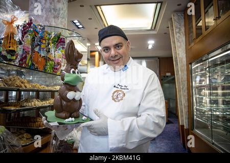 Pasticciere e proprietario di Averof Patisserie, Marios Papadopoulos posa con il suo coniglietto di cioccolato pasquale i ''coniglietti medico di Coronavirus'' con maschere facciali, vaccini e rappresentazione della molecola pandemica del Covid-19 a Salonicco, Grecia il 7 aprile 2020. La sua idea è stata ispirata dall'apprezzamento della gente con gli applausi ai medici e al personale medico che combattono l'epidemia di coronavirus insieme alla sua creatività portare alla creazione del coniglietto medico. La sua idea con molto umorismo è di aumentare lo spirito della gente. (Foto di Nicolas Economou/NurPhoto) Foto Stock