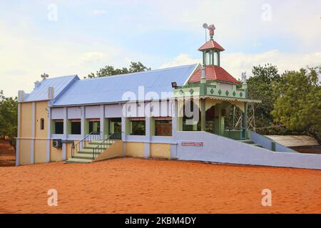 Chiesa di Athisaya Manal Matha (Chiesa di nostra Signora della sabbia rossa) a Tuticorin (Thoothukudi), Tamil Nadu, India il 28 agosto 2017. La chiesa di Athisaya Manal Matha fu costruita nel i secolo d.C. da San Tommaso (uno dei 12 discepoli di Gesù Cristo). Secondo padded la chiesa è stata sepolta sotto la sabbia per molti anni dopo una maledizione fino a quando nel 1798 un pastore ha colpito il piede sul crocifisso e scoperto che una chiesa è stata sepolta lì. Con l'aiuto del villaggio hanno scavato la chiesa. La chiesa è stata da allora il luogo dei miracoli di maggio ed è diventata un importante pellegrinaggio cattolico Foto Stock