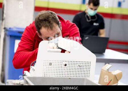 L'Agenzia Spagnola dei medicinali ha autorizzato uno studio clinico con il respiratore di emergenza Respira, progettato dalla società GPA Innova. Si tratta di un'azienda che ha affinato le proprie conoscenze nella creazione di macchinari per la lucidatura dei metalli per sviluppare un respiratore per i pazienti più critici e per aiutare gli ospedali a fornire materiali per affrontare la crisi del Coronavirus Covid-19. GGAInnova stima di poter produrre inizialmente da 150 a 200 unità al giorno e di poter aumentare la sua produzione a 300 unità al giorno. (Foto di Miquel Llop/NurPhoto) Foto Stock