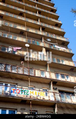 Il segno 'IT Will End' è visto su un balcone su un blocco di appartamenti a Cracovia, mentre la pandemia di Coronavirus cresce in Polonia, 7 aprile 2020. Ci sono circa 5000 casi di Covid-19 e più di 120 morti in Polonia all'aprile 7. Per combattere la diffusione della pandemia di Covid-19 il governo polacco incoraggia il pubblico a rimanere a casa in ogni momento, inasprisce la regolamentazione in materia di vita sociale. (Foto di Dominika Zarzycka/NurPhoto) Foto Stock