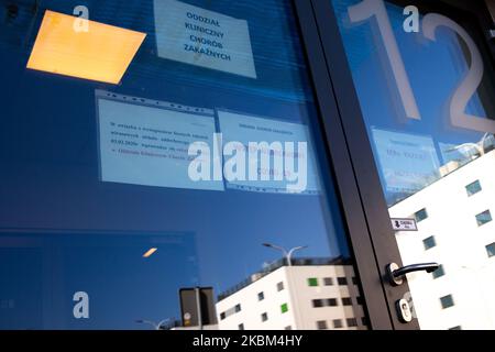 "Nessun accesso. Il segno di Covid-19 è visto sulle porte principali dell'Ospedale Universitario, Dipartimento di malattie infettive a Cracovia, mentre la pandemia di Coronavirus cresce in Polonia, 7 aprile 2020. Ci sono circa 5000 casi di Covid-19 e più di 120 morti in Polonia all'aprile 7. Per combattere la diffusione della pandemia di Covid-19 il governo polacco incoraggia il pubblico a rimanere a casa in ogni momento, inasprisce la regolamentazione in materia di vita sociale. (Foto di Dominika Zarzycka/NurPhoto) Foto Stock