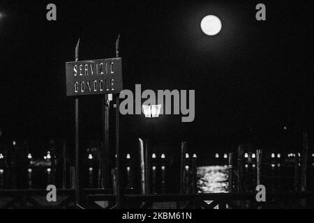 (NOTA DELL'EDITORE: L'immagine è stata convertita in bianco e nero) Una vista sul bacino di San Marco a Venezia di notte, a Venezia, Italia, il 8 aprile 2020 durante l'emergenza Coronavirus. (Foto di Giacomo Cosua/NurPhoto) Foto Stock