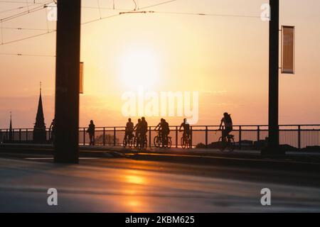 Durante il tramonto a Bonn, in Germania, il 8 aprile 2020, durante l'emergenza Coronavirus, la gente corre in bicicletta sul ponte Kennedy. (Foto di Ying Tang/NurPhoto) Foto Stock