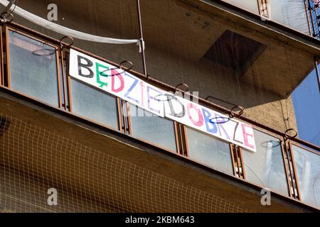 Il segno 'i will be fine' è visto su un balcone su un blocco di appartamenti a Cracovia, mentre la pandemia di Coronavirus cresce in Polonia, 8 aprile 2020. Ci sono circa 5200 casi di Covid-19 e più di 150 morti in Polonia all'aprile 8. Per combattere la diffusione della pandemia di Covid-19 il governo polacco incoraggia il pubblico a rimanere a casa in ogni momento, inasprisce la regolamentazione in materia di vita sociale. (Foto di Dominika Zarzycka/NurPhoto) Foto Stock