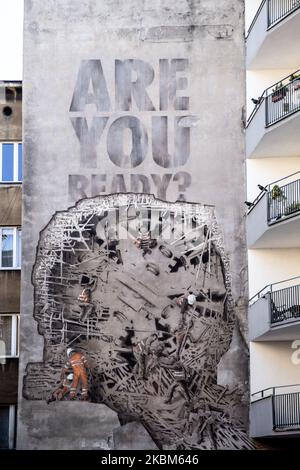 Un graffito su un blocco di appartamenti nel centro di Cracovia, Polonia, 8 aprile 2020. (Foto di Dominika Zarzycka/NurPhoto) Foto Stock