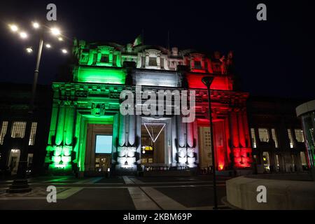 La facciata della Stazione Centrale di Milano illuminata dalla bandiera italiana, Milano, aprile 2020. Per la prima volta in 90 anni di storia, la Stazione Centrale di Milano è illuminata dalla bandiera italiana - il Tricolore - del Gruppo Ferrovie dello Stato Italiano e Milano Centrale per rendere omaggio alla città da una delle sue località più rappresentative. (Foto di Mairo Cinquetti/NurPhoto) Foto Stock