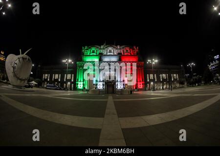 La facciata della Stazione Centrale di Milano illuminata dalla bandiera italiana, Milano, aprile 2020. Per la prima volta in 90 anni di storia, la Stazione Centrale di Milano è illuminata dalla bandiera italiana - il Tricolore - del Gruppo Ferrovie dello Stato Italiano e Milano Centrale per rendere omaggio alla città da una delle sue località più rappresentative. (Foto di Mairo Cinquetti/NurPhoto) Foto Stock