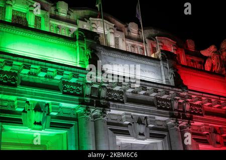 La facciata della Stazione Centrale di Milano illuminata dalla bandiera italiana, Milano, aprile 2020. Per la prima volta in 90 anni di storia, la Stazione Centrale di Milano è illuminata dalla bandiera italiana - il Tricolore - del Gruppo Ferrovie dello Stato Italiano e Milano Centrale per rendere omaggio alla città da una delle sue località più rappresentative. (Foto di Mairo Cinquetti/NurPhoto) Foto Stock