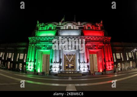 La facciata della Stazione Centrale di Milano illuminata dalla bandiera italiana, Milano, aprile 2020. Per la prima volta in 90 anni di storia, la Stazione Centrale di Milano è illuminata dalla bandiera italiana - il Tricolore - del Gruppo Ferrovie dello Stato Italiano e Milano Centrale per rendere omaggio alla città da una delle sue località più rappresentative. (Foto di Mairo Cinquetti/NurPhoto) Foto Stock