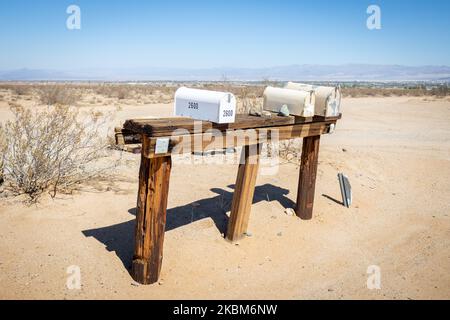 Caselle di posta sul lato della strada, come si vede spesso nel deserto americano occidentale, California, Stati Uniti Foto Stock