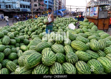 Il fornitore di anguria del Bangladesh attende il cliente in un mercato di cucina durante la chiusura imposta dal governo come misura preventiva contro il coronavirus COVID-19, a Dhaka, Bangladesh, il 9 aprile 2020. (Foto di Mamunur Rashid/NurPhoto) Foto Stock