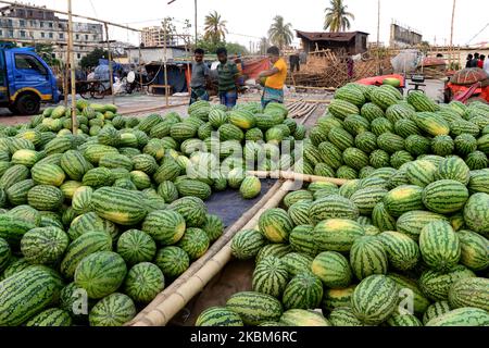 Il fornitore di anguria del Bangladesh attende il cliente in un mercato di cucina durante la chiusura imposta dal governo come misura preventiva contro il coronavirus COVID-19, a Dhaka, Bangladesh, il 9 aprile 2020. (Foto di Mamunur Rashid/NurPhoto) Foto Stock