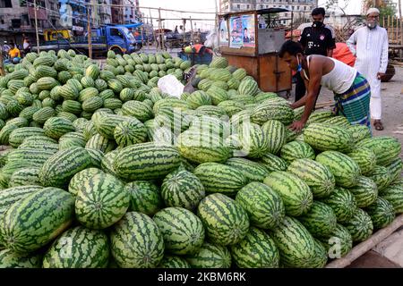 Il fornitore di anguria del Bangladesh attende il cliente in un mercato di cucina durante la chiusura imposta dal governo come misura preventiva contro il coronavirus COVID-19, a Dhaka, Bangladesh, il 9 aprile 2020. (Foto di Mamunur Rashid/NurPhoto) Foto Stock