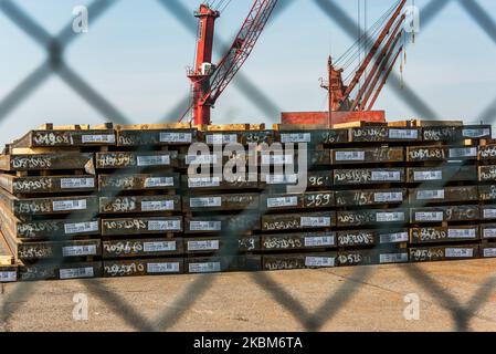 Pezzi giganti di acciaio presso la fabbrica di acciaio di Gand, Belgio, sono impilati per esportare all'estero il 09 aprile 2020. Il gruppo ArcelorMittal taglia la produzione in Europa a causa della crisi corona (COVID-19) ArcelorMittal è il più grande produttore mondiale di acciaio, Lakshmi Mittal (proprietario di Mittal Steel) è il presidente e CEO, l'azienda produrrà principalmente acciaio meno piatto. Questo tipo di acciaio è spesso fornito alle case automobilistiche, ma hanno chiuso le loro fabbriche in Europa a causa del virus corona. Aiuto Lakshmi N Mittal in situazione di emergenza in India per fermare il coronavirus. (Foto di Jonathan Ra Foto Stock