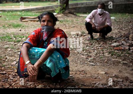 I senzatetto attendono il cibo in un parco durante un blocco imposto dal governo in mezzo all'epidemia del virus della corona a Dhaka, Bangladesh, il 8 aprile 2020. (Foto di Syed Mahamudur Rahman/NurPhoto) Foto Stock