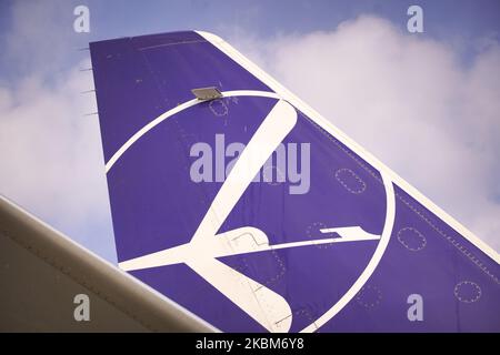 Il logo LOT Polish Airlines è riportato sulla coda di un aereo di linea a Varsavia, Polonia, il 31 marzo 2020. Il presidente polacco Andrzej Duda, il 24 marzo, ha parlato telefonicamente con il suo omologo cinese Xi Jinping e ha convenuto che la Polonia acquisterà attrezzature mediche dalla Cina e funzionerà come intermediario per la distribuzione di attrezzature cinesi per la regione CEE. (Foto di Jaap Arriens/NurPhoto) Foto Stock