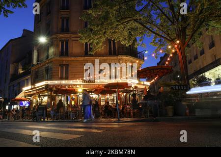 Cafe Odessa di notte a Montparnasse, Parigi, Francia, Europa. Foto Stock