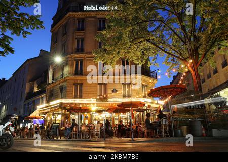 Cafe Odessa di notte a Montparnasse, Parigi, Francia, Europa. Foto Stock