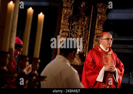 Il Cardinale Patriarca di Lisbona D. Manuel Clemente celebra la messa del Venerdì Santo a porte chiuse ma trasmessa in rete sociale, nella Cattedrale di Lisbona, in Portogallo, il 10 aprile 2020, durante la settimana Santa, mentre le processioni pasquali sono state annullate per prevenire la diffusione della malattia di Coronavirus COVID-19. (Foto di Pedro Fiúza/NurPhoto) Foto Stock