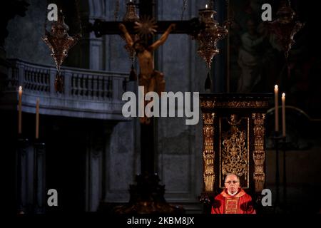 Il Cardinale Patriarca di Lisbona D. Manuel Clemente celebra la messa del Venerdì Santo a porte chiuse, ma trasmessa su reti sociali, nella Cattedrale del Lisbonâ, in Portogallo il 10 aprile 2020, durante la settimana Santa, poiché le processioni pasquali sono state annullate per prevenire la diffusione della malattia di Coronavirus COVID-19. (Foto di Pedro FiÃºza/NurPhoto) Foto Stock