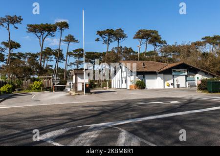 Un villaggio sulla spiaggia vuoto di turisti, uno dei grandi campeggio (les cigales) è chiuso a Vielle Saint Girons, Francia, il 9 aprile 2020. Le città di mare a sud-ovest in Francia, nelle Landes sono in attesa per l'estate, per aprire i negozi, i ristoranti, il traffico. A questo periodo dell'anno, per pasqua, ogni attività inizia per la stagione, come il campeggio, campeggio, con il blocco, tutto è chiuso. La polizia sta controllando per impedire a chiunque di andare in spiaggia e controllare i movimenti delle autorizzazioni delle persone. (Foto di Jerome Gilles/NurPhoto) la polizia sta controllando per impedire a chiunque di andare al Foto Stock