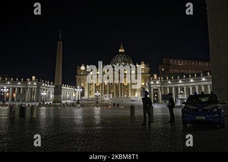 Papa Francesco guida la cerimonia di Via Crucis â – o Via Crucis â – davanti alla Basilica di San Pietro, vuota dai fedeli a seguito del divieto italiano di radunarsi durante un blocco nazionale per contenere il contagio, in Vaticano, venerdì 10 aprile 2020. (Foto di massimo Valicchia/NurPhoto) Foto Stock