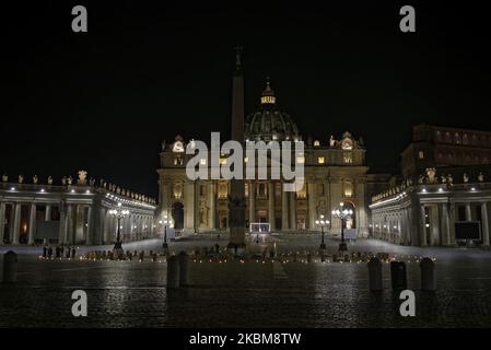 Papa Francesco guida la cerimonia di Via Crucis â – o Via Crucis â – davanti alla Basilica di San Pietro, vuota dai fedeli a seguito del divieto italiano di radunarsi durante un blocco nazionale per contenere il contagio, in Vaticano, venerdì 10 aprile 2020. (Foto di massimo Valicchia/NurPhoto) Foto Stock