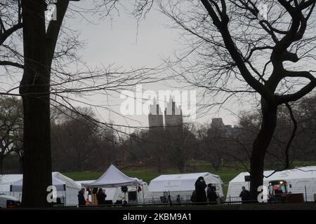 Una vista dell'ospedale da campo costruito a Central Park il 30 marzo 2020, per il trattamento di pazienti con coronavirus di overflow dagli ospedali del Monte Sinai. (Foto di Selcuk Acar/NurPhoto) Foto Stock