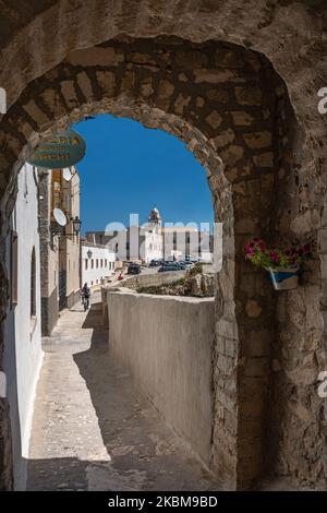 Dal passaggio coperto di via matura la chiesa della Rettoria di San Francesco alla fine di Punta San Francesco a Vieste. Vieste, Puglia Foto Stock