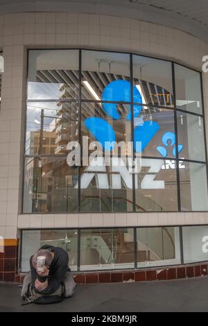 L'uomo senza casa è visto seduto fuori della banca ANZ nel CBD di Sydney il 11 aprile 2020 a Sydney, Australia. Restano ancora domande su come i senzatetto di Sydney si faranno fronte a causa del COVID 19. (Foto di Izhar Khan/NurPhoto) Foto Stock