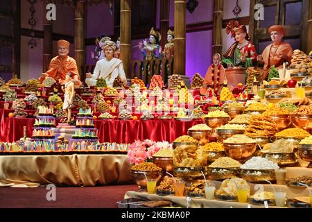 Montagne di dolci e spuntini vegetariani sono esposti di fronte alle divinità al Tempio Swaminarayan di BAPS Shri durante l'Annakut Darshan (noto anche come Annakut Utsav e Govardhan Puja) che si svolge il quinto e ultimo giorno del festival di Diwali, Che segna l'inizio del nuovo anno indù, a Toronto, Ontario, Canada, il 28 ottobre 2019. Annakut, che significa "una grande montagna di cibo" che viene offerto a Dio come segno di devozione. BAPS (Bochasanwasi Shri Akshar Purushottam Swaminarayan Sanstha) è una setta dei vidhi diksha dell'Induismo e dei loro templi, sebbene dedicata a molti indù Foto Stock