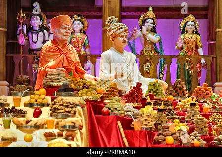 Montagne di dolci e spuntini vegetariani sono esposti di fronte alle divinità al Tempio Swaminarayan di BAPS Shri durante l'Annakut Darshan (noto anche come Annakut Utsav e Govardhan Puja) che si svolge il quinto e ultimo giorno del festival di Diwali, Che segna l'inizio del nuovo anno indù, a Toronto, Ontario, Canada, il 28 ottobre 2019. Annakut, che significa "una grande montagna di cibo" che viene offerto a Dio come segno di devozione. BAPS (Bochasanwasi Shri Akshar Purushottam Swaminarayan Sanstha) è una setta dei vidhi diksha dell'Induismo e dei loro templi, sebbene dedicata a molti indù Foto Stock