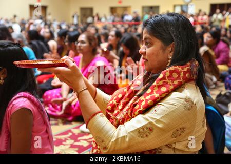 I devoti indù si esibiscono in aarti presso il tempio Swaminarayan di BAPS Shri durante l'Annakut Darshan (noto anche come Annakut Utsav e Govardhan Puja) che si svolge il quinto e ultimo giorno del festival di Diwali, Che segna l'inizio del nuovo anno indù, a Toronto, Ontario, Canada, il 28 ottobre 2019. Annakut, che significa "una grande montagna di cibo" che viene offerto a Dio come segno di devozione. BAPS (Bochasanwasi Shri Akshar Purushottam Swaminarayan Sanstha) è una setta dei vidhi diksha dell'Induismo e dei loro templi, sebbene dedicati a molte divinità indù, operano anche come comunità e come CE imparante Foto Stock