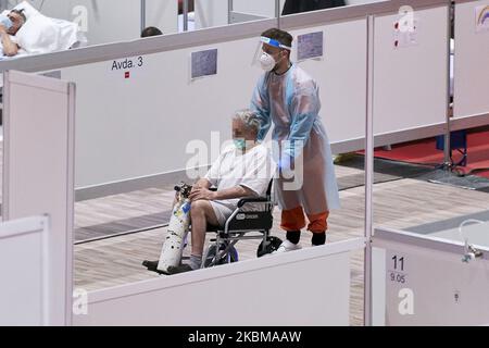I pazienti attraversano l'ospedale da campo installato a IFEMA durante l'epidemia di coronavirus a Madrid, Spagna. Aprile 11, 2020. (Foto di A. Ware/NurPhoto) Foto Stock