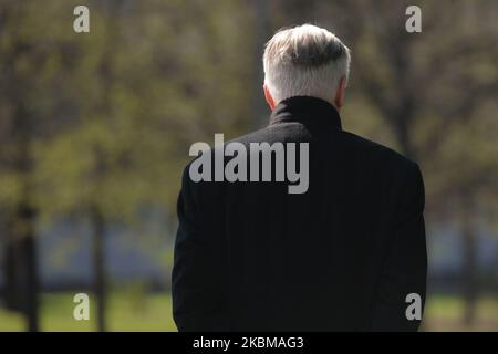 Jaroslaw Gowin, leader del Partito politico 'Agreement' e ex Vice Presidente della Repubblica Polacca e Ministro della Scienza e dell'Istruzione superiore al termine di una conferenza stampa a Cracovia. Gowin ha annunciato oggi la sua intenzione di chiedere al suo successore di chiedere che il presidente Andrzej Duda assegna il team di scienziati, che ha sviluppato la versione polacca di un test di coronavirus, la più alta decorazione statale. Lunedì 6 aprile 2020 a Cracovia, Polonia. (Foto di Artur Widak/NurPhoto) Foto Stock