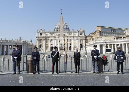 Carabinieri, polizia e Vigili urbani si trovano all'interno di una vuota Piazza San Pietro in Vaticano, mentre Papa Francesco celebrò la Santa Messa pasquale nella Basilica di San Pietro, domenica 12 aprile 2020. Papa Francesco e i cristiani di tutto il mondo hanno segnato una solitaria domenica pasquale, costretta a celebrare il giorno più gioioso del calendario liturgico, in mezzo ai dolorosi ricordi della devastazione provocata dalla pandemia del coronavirus. (Foto di massimo Valicchia/NurPhoto) Foto Stock