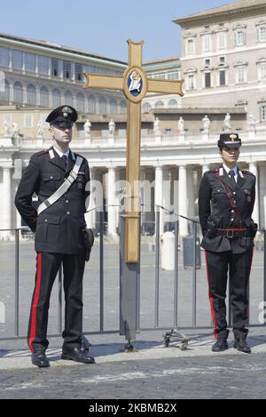 I Carabinieri italiani si trovano all'interno di una vuota Piazza San Pietro in Vaticano, mentre Papa Francesco ha celebrato la Santa Messa pasquale nella Basilica di San Pietro, domenica 12 aprile 2020. Papa Francesco e i cristiani di tutto il mondo hanno segnato una solitaria domenica pasquale, costretta a celebrare il giorno più gioioso del calendario liturgico, in mezzo ai dolorosi ricordi della devastazione provocata dalla pandemia del coronavirus. (Foto di massimo Valicchia/NurPhoto) Foto Stock