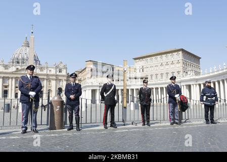 Carabinieri, polizia e Vigili urbani si trovano all'interno di una vuota Piazza San Pietro in Vaticano, mentre Papa Francesco celebrò la Santa Messa pasquale nella Basilica di San Pietro, domenica 12 aprile 2020. Papa Francesco e i cristiani di tutto il mondo hanno segnato una solitaria domenica pasquale, costretta a celebrare il giorno più gioioso del calendario liturgico, in mezzo ai dolorosi ricordi della devastazione provocata dalla pandemia del coronavirus. (Foto di massimo Valicchia/NurPhoto) Foto Stock