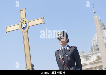 I Carabinieri italiani si trovano all'interno di una vuota Piazza San Pietro in Vaticano, mentre Papa Francesco ha celebrato la Santa Messa pasquale nella Basilica di San Pietro, domenica 12 aprile 2020. Papa Francesco e i cristiani di tutto il mondo hanno segnato una solitaria domenica pasquale, costretta a celebrare il giorno più gioioso del calendario liturgico, in mezzo ai dolorosi ricordi della devastazione provocata dalla pandemia del coronavirus. (Foto di massimo Valicchia/NurPhoto) Foto Stock