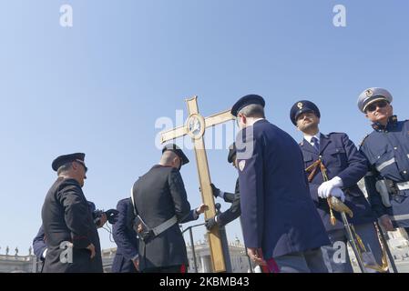 I Carabinieri italiani e la polizia si trovano all'interno di una vuota Piazza San Pietro in Vaticano, mentre Papa Francesco ha celebrato la Messa pasquale nella Basilica di San Pietro, domenica 12 aprile 2020. Papa Francesco e i cristiani di tutto il mondo hanno segnato una solitaria domenica pasquale, costretta a celebrare il giorno più gioioso del calendario liturgico, in mezzo ai dolorosi ricordi della devastazione provocata dalla pandemia del coronavirus. (Foto di massimo Valicchia/NurPhoto) Foto Stock