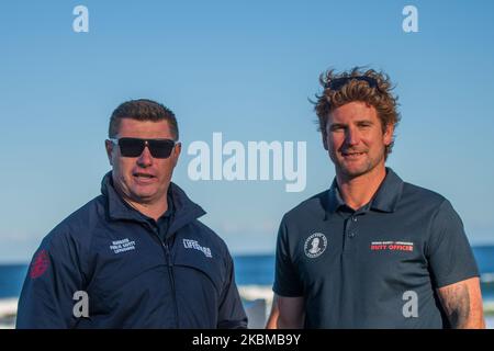 Brett Richardson (L) Manager Public Safety +Lifeguard Services e Steve Winner (R) ufficiale di guardia di Sutherland Shire hanno visto gestire la pubblica sicurezza a Cronulla Beach il 12 aprile 2020 a Sydney, Australia. Le spiagge sono chiuse e gli australiani sono stati esortati ad evitare tutti i viaggi inutili durante il fine settimana di Pasqua, poiché la nazione continua ad affrontare la pandemia COVID-19. Il governo federale ha chiuso tutte le attività non essenziali e ha attuato severe regole di allontanamento sociale, mentre le riunioni pubbliche sono ora limitate a due persone. Anche il nuovo Galles del Sud e Victoria hanno emanato ADD Foto Stock