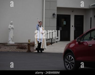 La parrocchia della Divina Misericordia a Central Square, NY, ha una benedizione pasquale via drive-through, a New York, Stati Uniti, il 12 aprile 2020 durante l'emergenza Coronavirus (Foto di Zach D Roberts/NurPhoto) Foto Stock