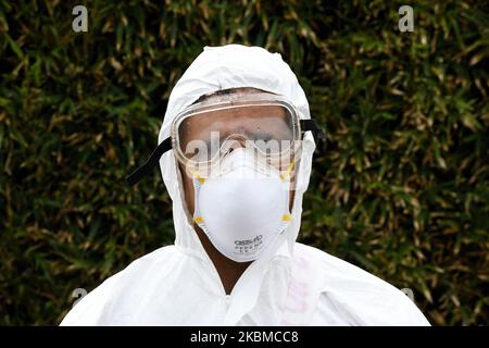 Membro della Vigili del fuoco di Madrid presso l'ospedale temporaneo per i pazienti COVID-19 situato nel centro fieristico e congressi Ifema di Madrid, Spagna, il 13rd aprile 2020. (Foto di Juan Carlos Lucas/NurPhoto) Foto Stock