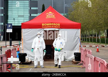 Membri della Vigili del fuoco di Madrid presso l'ospedale temporaneo per i pazienti COVID-19 situato nel centro fieristico e congressi Ifema di Madrid, Spagna, il 13rd aprile 2020. (Foto di Juan Carlos Lucas/NurPhoto) Foto Stock