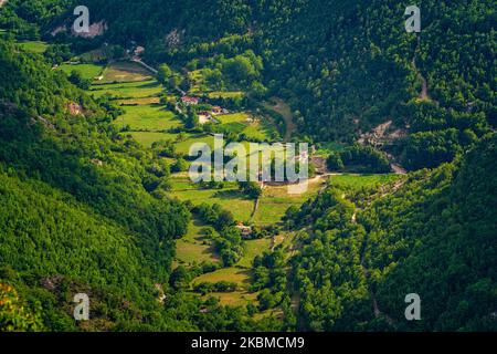 La profonda valle del fiume Simbrivio in località Vallepietra dal Santuario dedicato alla Santissima Trinità. Vallepietra, Lazio Foto Stock